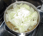 スパゲティとキャベツを茹でている